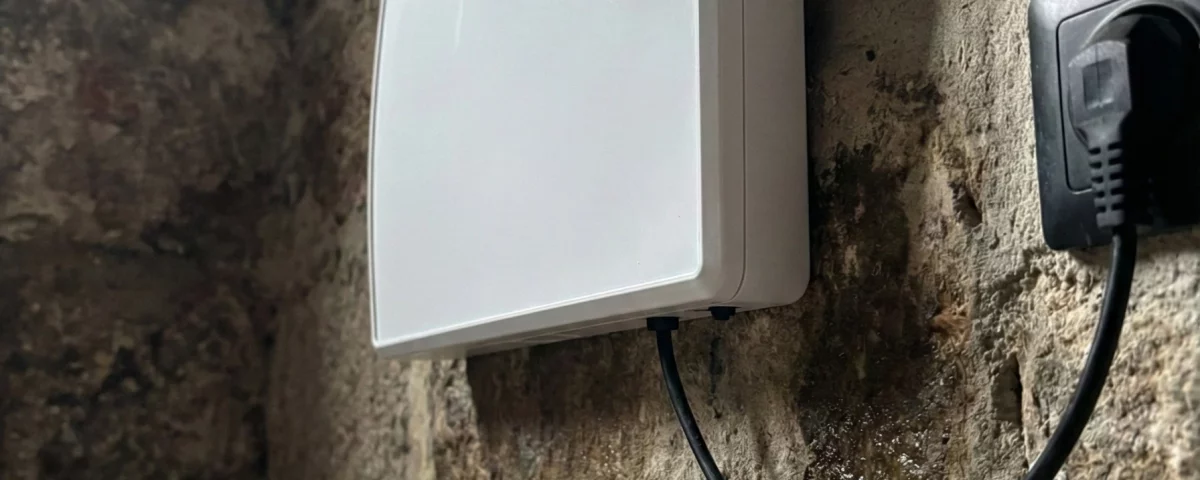 Appareils de traitement installés sur mur en pierre affecté par l'humidité