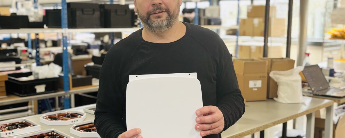 Expert présentant un appareil ATE contre les remontées capillaires en atelier