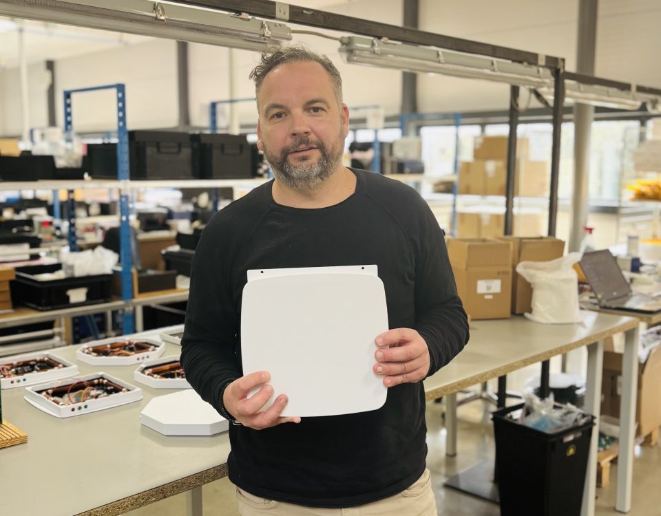 Expert présentant un appareil ATE contre les remontées capillaires en atelier