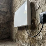 Appareils de traitement installés sur mur en pierre affecté par l'humidité
