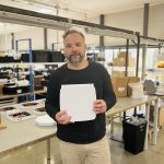 Expert présentant un appareil ATE contre les remontées capillaires en atelier